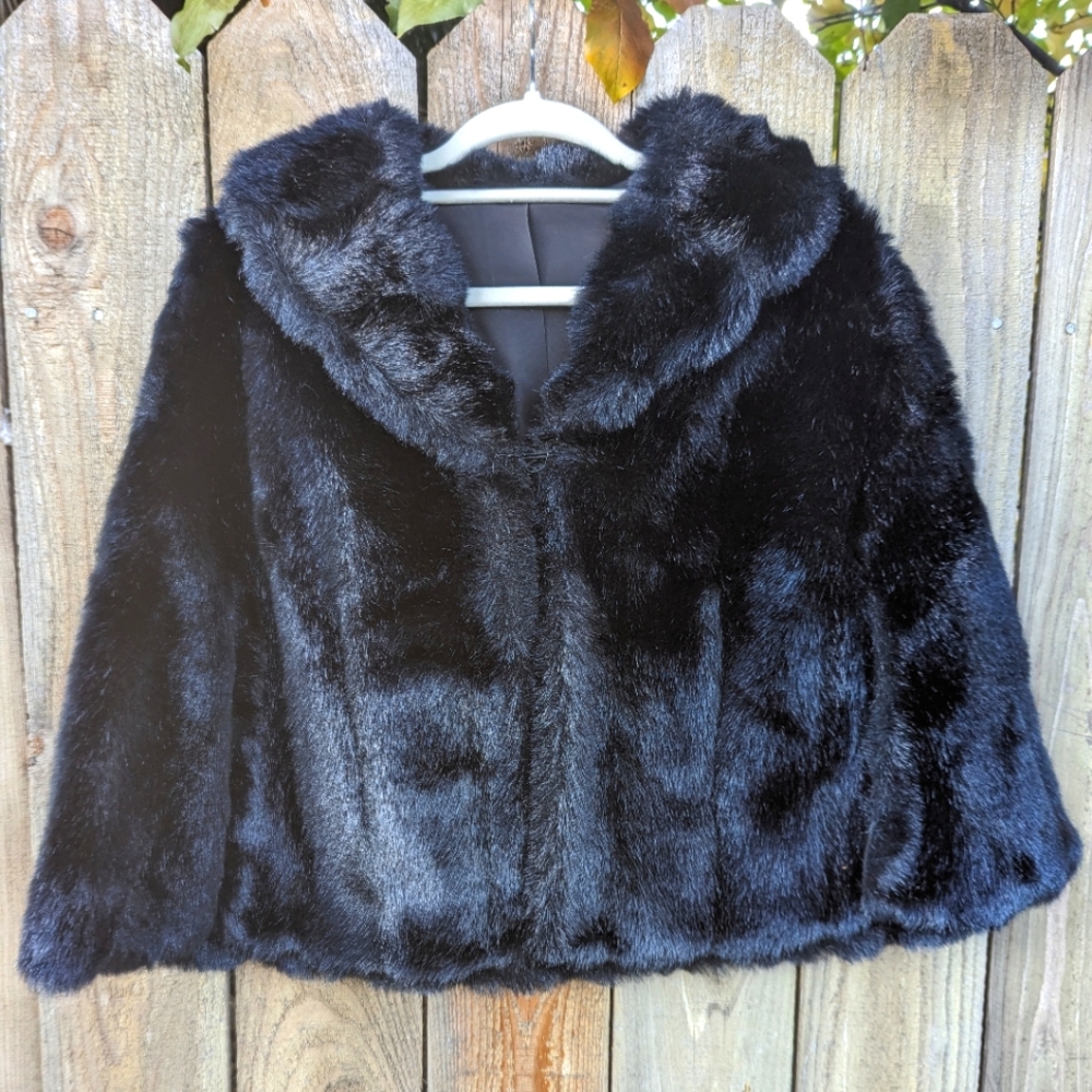 Mar-del by Rice fur capelet, black